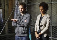 Navy CIS: L.A. – Haben Callen als Geisel genommen: Alisa (Judith Shekoni, r.) und Nate (Peter Cambor, l.). Doch warum hat Nate die Seiten gewechselt?