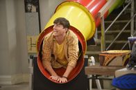 Two and a Half Men – Findet Gefallen an Louis und den Spielsachen: Walden (Ashton Kutcher) ...
