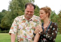 Schaumküsse – Idas (Julia Jäger) sensibler Ehemann Klaus (Timo Dierkes) ist mit Leib und Seele Papa.