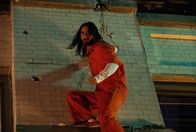 Morbius – Dr. Michael Morbius (Jared Leto) ist aus der Untersuchungshaft geflohen, nachdem das FBI ihn festgenommen hat.