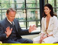 In aller Freundschaft – MDR Fernsehen IN ALLER FREUNDSCHAFT FOLGE 196, "Stunden der Angst" Uhr. Elena Eichhorn (Cheryl Shepard) geht mit ihrem Vater Raimund (Günter Clemens) hart ins Gericht: Sie wirft ihm Egoismus auf Kosten des Lebens ihrer Mutter vor!