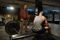 Suspect – Danny (James Nesbittt, l.) erfährt von Ryan (Sam Heughan, r.) auch Details über die Drogengeschäfte seiner toten Tochter.