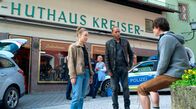 Watzmann ermittelt – Die Kommissar:innen Sophia Strasser (Katharina Leonore Goebel, l.) und Jerry Paulsen (Peter Marton, M.) treffen am Tatort den Sohn der Toten, Johannes Kreiser (Florian Maria Sumerauer, r.) an.