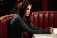 New Girl – Eigentlich möchte Reagan (Megan Fox) so wenig wie möglich emotional mit der WG verbunden sein, doch dann bringt ein Vorfall alles durcheinander ...