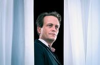Die Neue Zeit – Walter Gropius (August Diehl) beobachtet Dörte Helm vom Fenster aus.