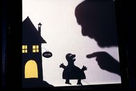Löwenzahn Classics – Bouletten-Ede, das Monster vom Prenzlauer Berg, bekommt von Peter (Peter Lustig) eine besonders tiefe Stimme.