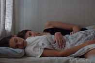 Thelma – L-R: Anja (Kaya Wilkins) und Thelma (Eili Harboe)