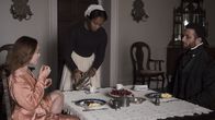 Lady Macbeth – Katherine (Florence Pugh) teilt schon bald Tisch und Bett mit dem Gutsarbeiter Sebastian (Cosmo Jarvis).