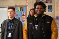 Abbott Elementary – v.li.: Jacob Hill (Chris Perfetti), Ava Coleman (Janelle James), Zach (Larry Owens)