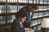 Der große Bluff – In der Library of Congress versuchen Dick Suskind (Alfred Molina, l.) und Clifford Irving (Richard Gere, r.) sämtliche Informationen über den legendären Millionär zusammenzutragen ...
