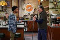 Superior Donuts – Arthur (Judd Hirsch, r.) ist der Meinung, dass Franco (Jermaine Fowler, l.) mit seiner netten Art niemals selbst ein Chef sein könnte. Daraufhin setzt Franco alles daran, Arthur vom Gegenteil zu überzeugen ...