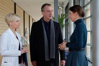 In aller Freundschaft – Dr. Maria Weber (Annett Renneberg, re.) ist außer sich über die Absage ihres Jobangebotes in München. Dr. Kathrin Globisch (Andrea Kathrin Loewig, li.) bittet die Ex-Frau ihres Verlobten Alexander Weber (Heio von Stetten, mi.) noch einmal, sich an der Sachsenklinik zu bewerben. Die Stelle in der Herzchirurgie ist noch immer nicht besetzt. Alexander ist von Kathrins Pragmatismus begeistert, doch er ahnt nicht, dass Kathrin an der Jobabsage in München nicht ganz unschuldig ist.