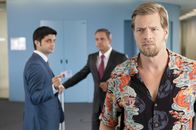 Der letzte Bulle – Haben den aalglatten Rasmus Schweizer (Florian Fitz, M.) am Wickel: Mick (Henning Baum, r.) und Andreas (Maximilian Grill, l.) ...