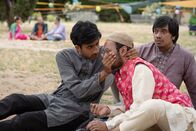 Bangla – Phaim (Phaim Bhuiyan l.) bereut, seinen Freunden Fayrui (Fabian Durrani, r.) und Tangir (Tangit Ahammed Miah, M.) ein Geheimnis anvertraut zu haben.