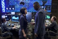 Pacific Rim – Als kleines Mädchen verlor Mako Mori (Rinko Kikuchi, l.) bei einem Kaiju-Angriff ihre Eltern und wäre beinahe selbst von den außerirdischen Monstern getötet worden. Nur das schnelle Eingreifen von Marschall Stacker Pentecost (Idris Elba, r.) konnte das kleine Mädchen vor dem sicheren Tod bewahren ...