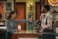 Superior Donuts – (v.l.n.r.) Sofia (Diane Guerrero); Tush (David Koechner); Franco (Jermaine Fowler)