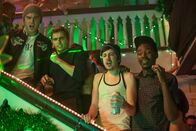 Bad Neighbors – Teddy (Zac Efron, l.), Pete (Dave Franco, 2.v.l.), Scoonie (Christopher Mintz-Plasse, 2.v.r.) und Garf (Jerod Carmichael, r.) feiern in ihrem WG-Haus wilde Party mit großen Mengen Drogen und Alkohol.