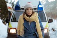 Die Bergretter – Alex (Viktoria Ngotsé) macht sich Sorgen um Markus.
