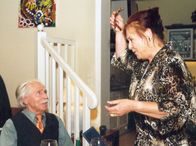 In aller Freundschaft – MDR Fernsehen IN ALLER FREUNDSCHAFT, FOLGE 207, "Ein Fest mit Hindernissen" Uhr. Charlotte (Ursula Karusseit) und Friedrich (Fred Delmare) stecken in den Weihnachtsvorbereiten für das Fest der Familie.