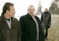 Tatort – Am Rheinufer wurde eine Frauenleiche gefunden. Die Kommissare Max Ballauf (Klaus J. Behrendt, l) und Freddy Schenk (Dietmar Bär, M) warten auf den Pathologen Dr. Joseph Roth (Joe Bausch, re).