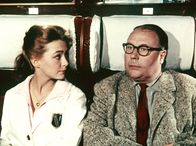 Der letzte Fußgänger – In der Bahn lernt der altmodische Gottlieb (Heinz Erhardt) die kesse Schülerin Kiki (Christine Kaufmann) kennen. Weiteres Bildmaterial finden Sie unter www.br-foto.de.