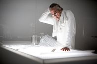 High-Rise – Anthony Royal (Jeremy Irons) ist der Architekt des imposanten Wolkenkratzers.