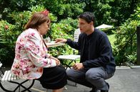 SOKO Stuttgart – Die Rosenhof-Residenz-Bewohnerin Frau Häberle (Us Conradi) hat Rico Sander (Benjamin Strecker) ins Herz geschlossen, doch kann die verwirrte Seniorin auch beim Mordfall, der in der Residenz vorgefallen ist, weiterhelfen?