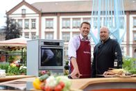 MarktFrisch – SÃœDWESTRUNDFUNK MarktFrisch Gourmetkoch gegen ÃœberredungskÃ¼nstler â€žMarktFrischâ€œ lÃ¤dt zum ungleichen Duell / Unterhaltsame Kochsendung, jeweils donnerstags, 18.15 Uhr im SWR Fernsehen. ÃœberredungskÃ¼nstler Jens HÃ¼bschen (li.) und Gourmet-Koch Frank Brunswig (re.) besuchen die WochenmÃ¤rkte im SÃ¼dwesten. Ihr Ziel: frische Ware kaufen, frisch zubereiten und frisch genieÃŸen. Â