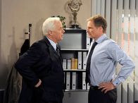 Rote Rosen – ARD ROTE ROSEN FOLGE 1060 Uhr im ERSTEN. Philipp (Thorsten Nindel, r.) berichtet Oberstaatsanwalt Held (Andreas Kaufmann, l.) von seinen Erkenntnissen über Falk Landau.