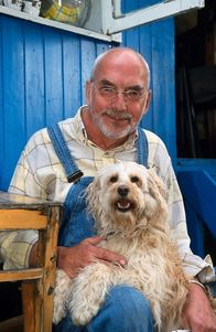 Löwenzahn Classics – Peter (Peter Lustig) hat sich an den zugelaufenen Hund schnell gewöhnt. Wilhelmine ist ihm ans Herz gewachsen.