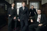 Der junge Inspektor Morse – Inspektor Morse und seine Kollegen von der Oxford Police: von links nach rechts: Peter Jakes (Jack Laskey), Endeavour Morse (Shaun Evans), Chief Superintendent Bright (Anton Lesser) und DI Fred Thursday (Roger Allam).