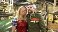 Käpt'ns Dinner – Barbara Schöneberger im Gespräch mit Michel Abdollahi auf einem alten U-Boot im Hamburger Hafen.