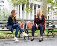 For the People – (v.li.): Britt Robertson (Sandra Bell), Hope Davis (Jill Carlan).