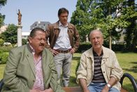 Die Rosenheim-Cops – Kann Siegfried Dankl (Dietz-Werner Steck, r.) den Cops Korbinan Hofer (Joseph Hannesschläger, l.) und Christian Lind (Tom Mikulla, M.) wertvolle Hinweise geben?