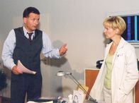 In aller Freundschaft – MDR Fernsehen IN ALLER FREUNDSCHAFT, FOLGE 207, "Ein Fest mit Hindernissen" Uhr. Dr. Heilmann (Thomas Rühmann) und Dr. Globisch (Andrea Kathrin Loewig) bleiben nicht mehr viel Zeit: wenn nicht bald ein Knochenmarkspender für die kleine Elfi gefunden wird, wird sie das Weihnachtsfest nicht mehr überleben.