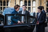 Bodyguard – David (Richard Madden, M.) hat alle Gefahren im Blick, während sich die Innenministerin Julia Montague (Keeley Hawes, l.) mit ihrem Berater Rob MacDonald (Paul Ready, r.) bespricht.