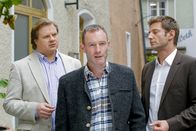 Die Rosenheim-Cops – Wie auch das Mordopfer äußern die Cops Hartl (Michael A. Grimm, l.) und Hansen (Igor Jeftic, r.) den Verdacht, dass Biobauer Friedel (Sven Kramer, m.) mit unlauteren Methoden arbeitet. Honorarfrei - nur für diese Sendung bei Nennung ZDF und Christian A. Rieger - klick