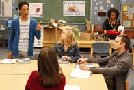 Community – Auf Abed (Danny Pudi, l.), Annie (Alison Brie, 2.v.l.), Britta (Gillian Jacobs, M.), Jeff (Joel McHale, r.) und Shirley (Yvette Nicole Brown, 2.v.r.) wartet ein ganz besonderes Weihnachtsfest ...
