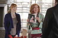 Castle – Martha (Susan Sullivan, M.) zeigt Castle (Nathan Fillion, r.), was sich Alexis (Molly C. Quinn, l.) zum Valentinstag für ihren Freund hat einfallen lassen ...