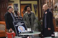 Superior Donuts – (v.l.n.r.) Arthur (Judd Hirsch); Sofia (Diane Guerrero); Franco (Jermaine Fowler); Fawz (Maz Jobrani)