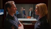 Notruf Hafenkante – Mattes (Matthias Schloo) und Melanie (Sanna Englund) überlegen, wie sie die Befragten aus der Reserve locken können.