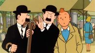 Tim und Struppi – Tim (r.) begegnet zufällig den Detektiven Schulz (l.) und Schultze (M.) auf einem Flohmarkt, wo sie nach einem Taschendieb Ausschau halten.