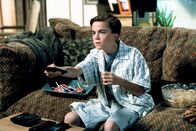 Malcolm mittendrin – Malcolm (Frankie Muniz) hängt wieder einmal vor dem Fernseher.