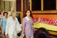 Miss Undercover – Gracie Hart (Sandra Bullock, r.) tritt als "Miss New Jersey" bei der Miss America Wahl an, um einem Bombenleger das Handwerk zu legen. Unglücklicherweise bedeutet das für die ebenso toughe wie unfeminine FBI-Agentin eine totale Runderneuerung ...