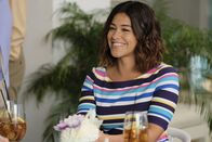 Jane the Virgin – Da Janes (Gina Rodriguez) Roman nun verlegt werden soll, spielt sie mit dem Gedanken ihren Job zu kündigen. Ob das eine gute Idee ist?