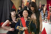 Community – Die Lerngruppe wurde des Colleges verwiesen und Chang (Ken Jeong, l.) ist endlich an der Macht ...
