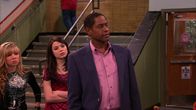 iCarly – v.li: Sam Puckett (Jennette McCurdy), Carly Shay (Miranda Cosgrove), Principal Franklin (Tim Russ)