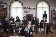 Trauerweiden – Die Trauergesellschaft (Sessel: Berit Künnecke als Dr. Anja; dahinter: Natascha Bondar als Mila; am Fenster: Jürgen Heimüller als Dr. Luchs)