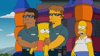 Die Simpsons – Bart (2.v.l.) hat ein Tagebuch eines geisteskranken Mörders geklaut und vor den Jungs in der Schule gibt er damit an, die Einträge selbst geschrieben zu haben. Homer (r.) und Marge vermuten dadurch, dass ihr Sohn ein Psychopath ist ...