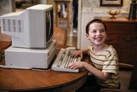 Young Sheldon – Als Sheldon (Iain Armitage) unbedingt einen Computer haben will, sorgt das für einige Probleme in der Familie ...